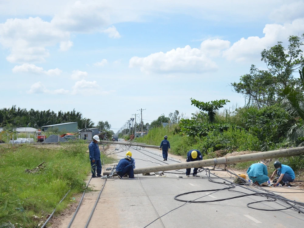 Lực lượng chức năng tiến hành khắc phục sự cố xe kéo đổ cột điện.