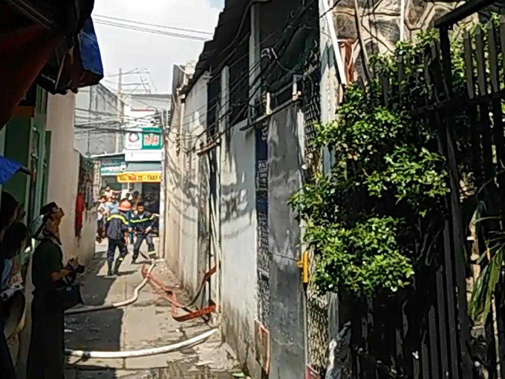 Lực lượng Cảnh sát PCCC có mặt khống chế hỏa hoạn sau ít phút. 