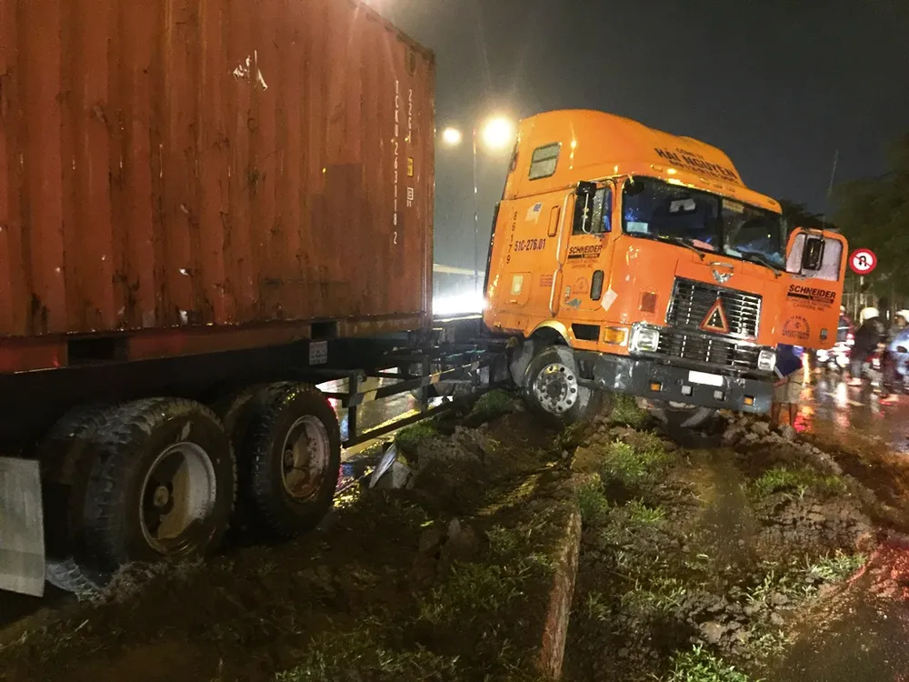 Một đoạn dải phân cách bị cày nát, bùn đất văng tung tóe. 