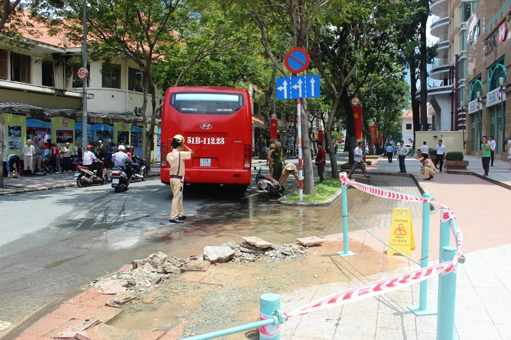 Chiếc xe khách sau khi va quệt với xe máy thì tông vào trụ nước ở trung tâm TP.HCM.
