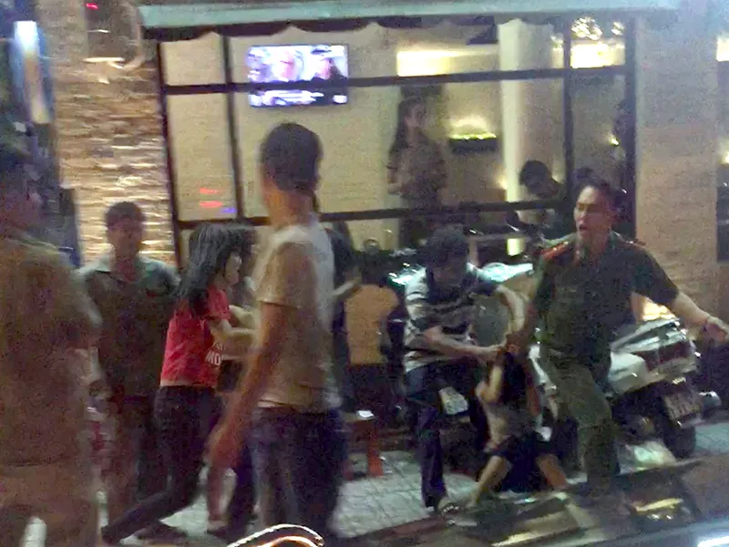 Người mang sắc phục công an nắm tóc, kéo lê người phụ nữ bán hàng rong ở khu vực Hồ Con Rùa (quận 3, TP.HCM). 