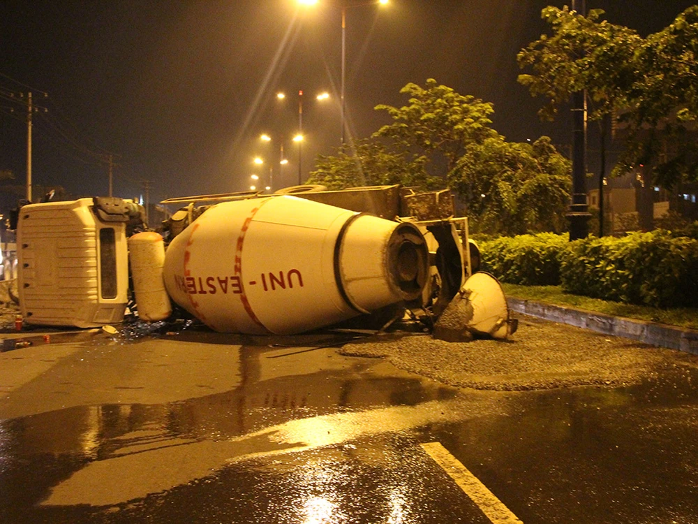 Xe bồn nổ lốp lật ngang trên xa lộ Hà Nội