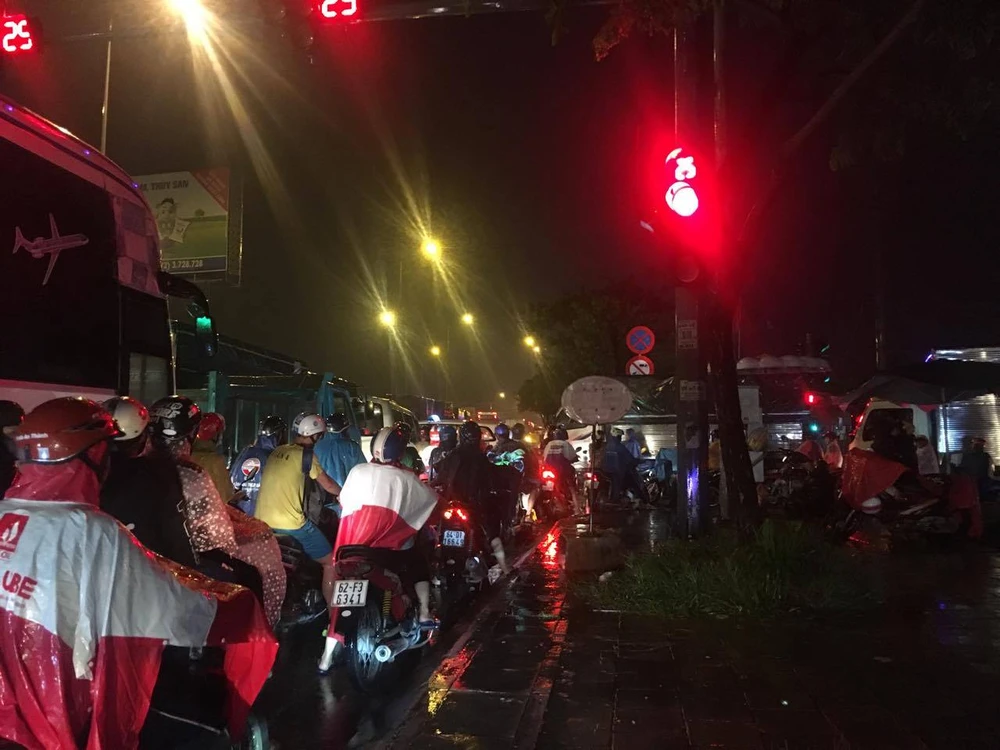 Đỉnh triều kết hợp mưa to, TP.HCM lại mênh mông nước ảnh 1