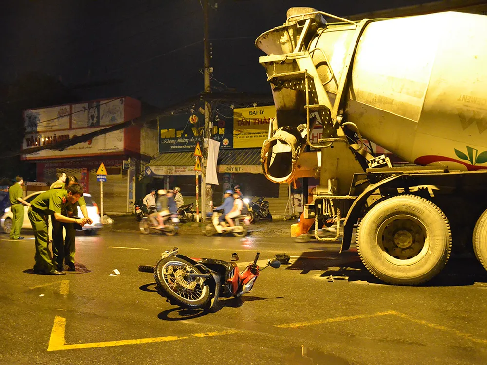 Hai nam công nhân va chạm xe bồn tử vong