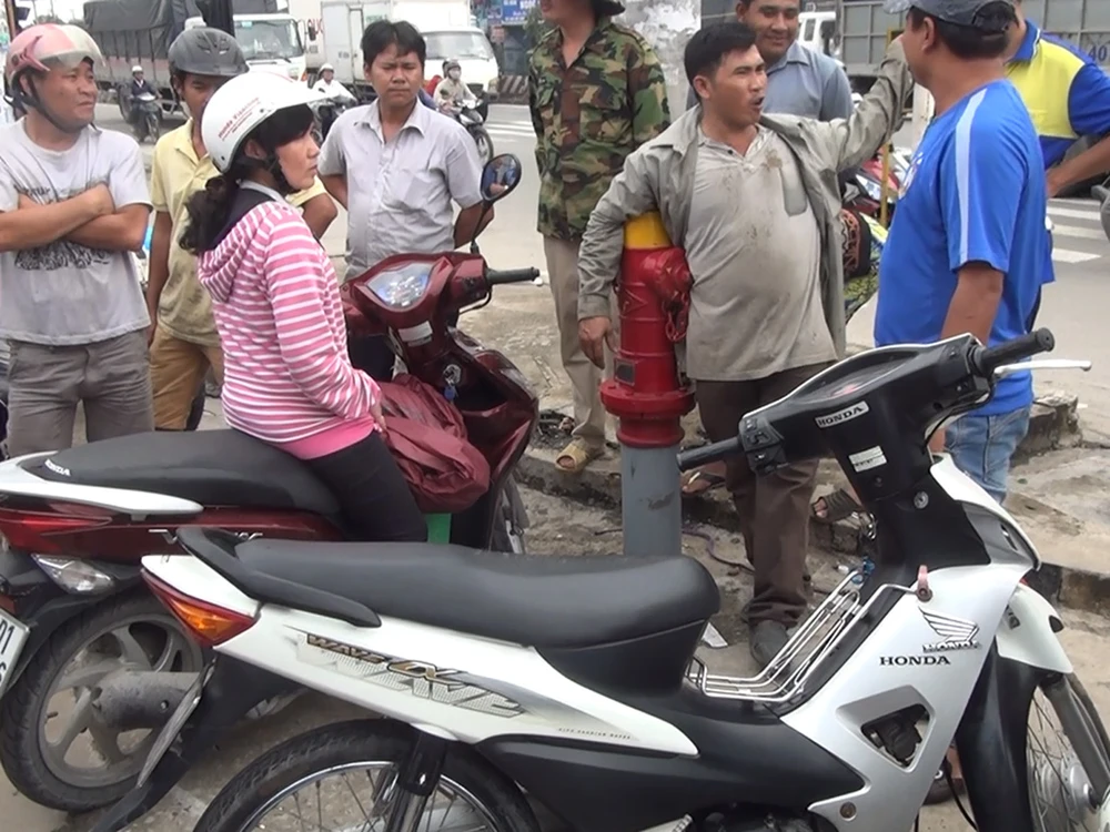 Tên cướp bỏ xe chạy bộ khi bị người phụ nữ truy đuổi ảnh 1