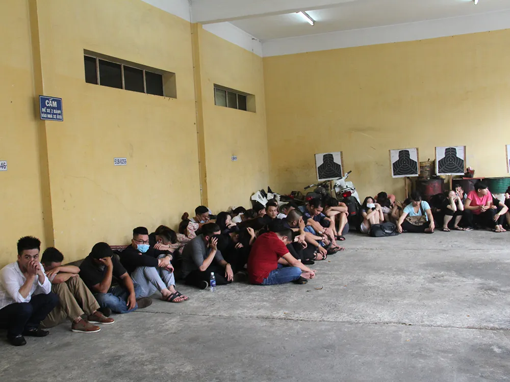 Gần trăm thanh niên trong động lắc ở TP.HCM ảnh 4