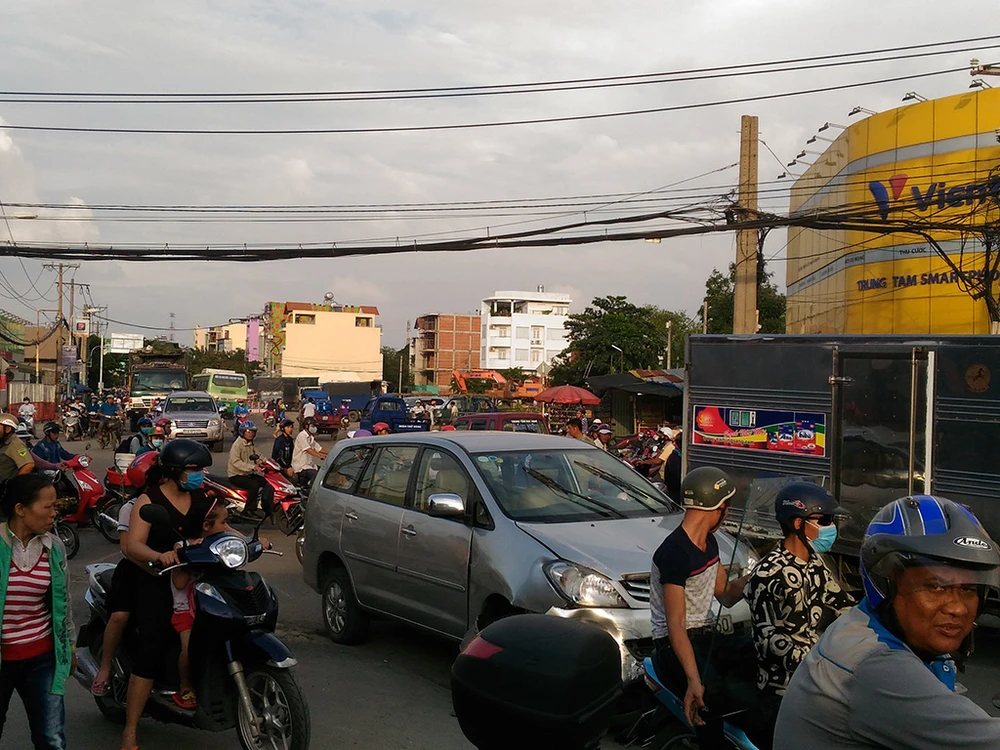 Xe Toyota Innova tông liên hoàn, 3 người bị thương ảnh 2 Xe Toyota Innova tông liên hoàn, 3 người bị thương ảnh 2