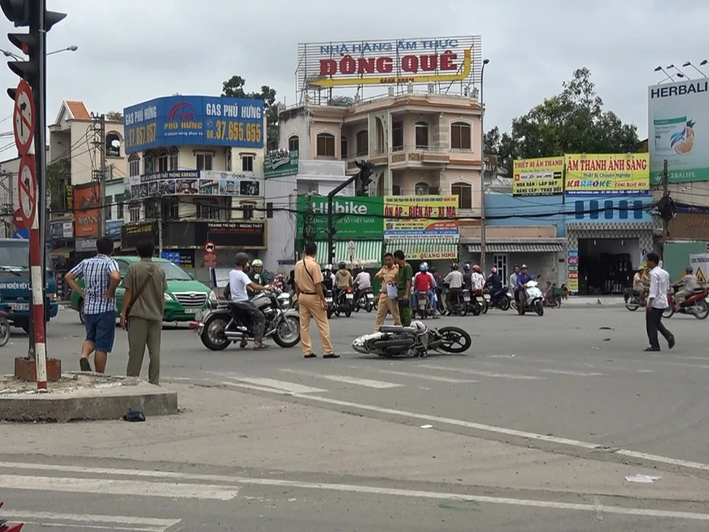 Xe cảnh sát va chạm xe máy, người đàn ông cấp cứu ảnh 1