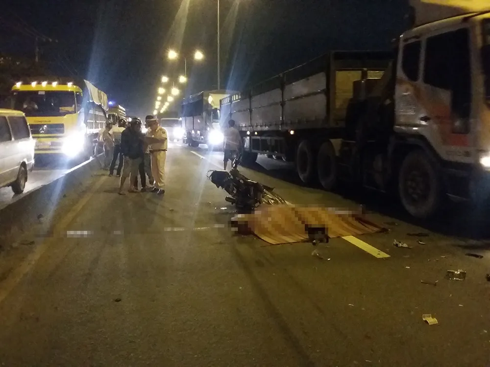 Nam công nhân đi làm về bị container cán tử vong ảnh 2 Nam công nhân đi làm về bị container cán tử vong ảnh 2