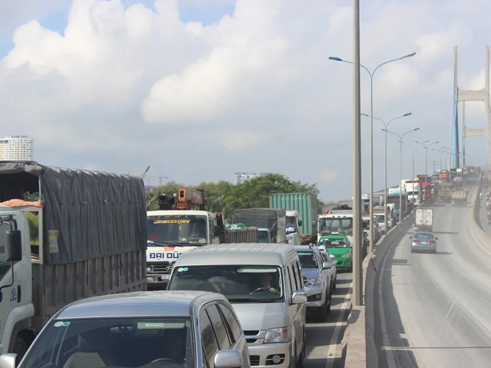 Container phanh gấp, cuộn thép hàng tấn đè bẹp cabin ảnh 2 Container phanh gấp, cuộn thép hàng tấn đè bẹp cabin ảnh 2