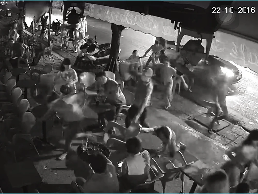 Nhóm thanh niên lao vào quán đập phá đánh người ảnh 1