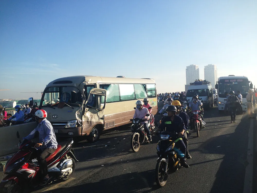 Vụ va chạm giữa hai xe khách trên cầu Sài Gòn sáng nay 5-12.