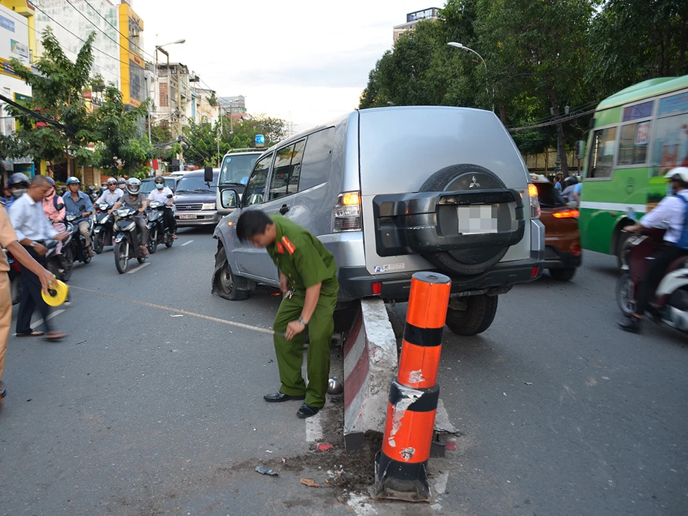 Xe chở tiền ngân hàng nổ lốp, lao lên dải phân cách