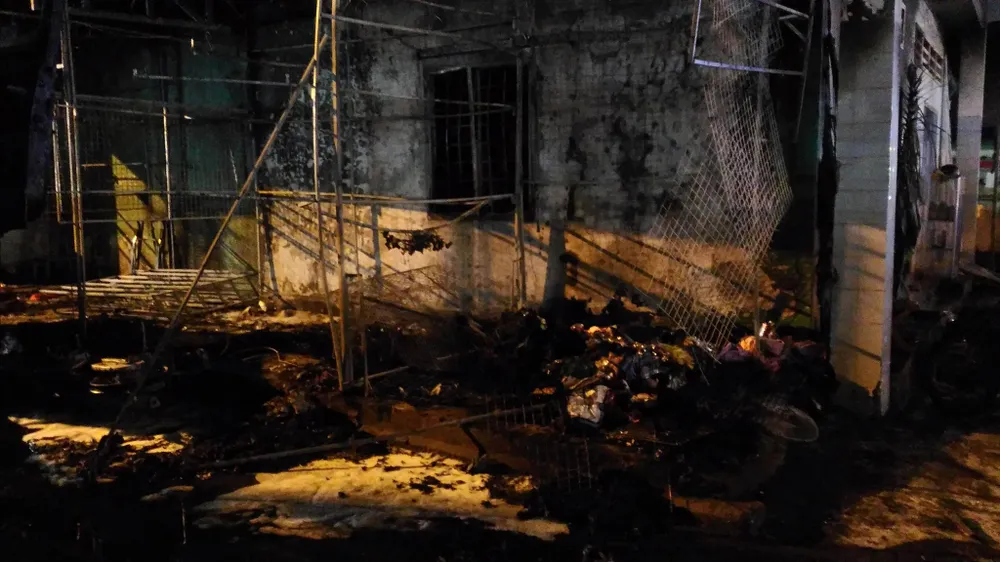 Cháy dữ dội cây xăng, hơn 30 xe máy bị thiêu rụi ảnh 10