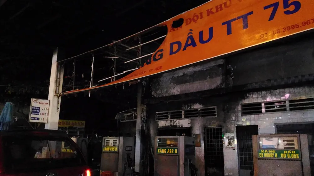 Cháy dữ dội cây xăng, hơn 30 xe máy bị thiêu rụi ảnh 9