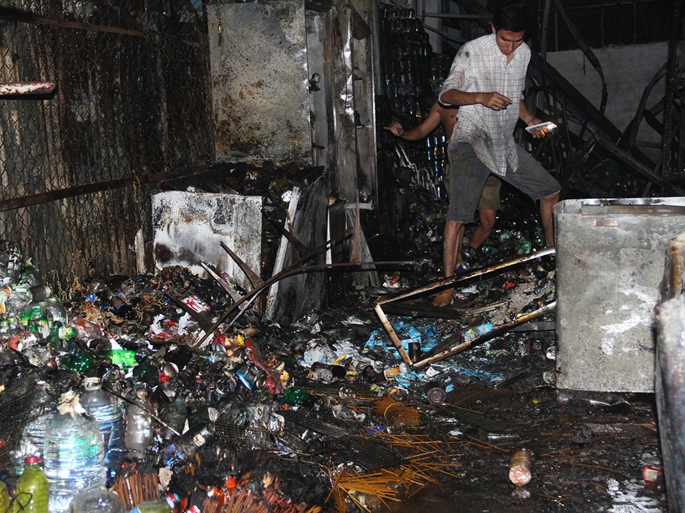 Hỏa hoạn thiêu rụi 4 ki-ốt trong đêm cuối năm ảnh 2