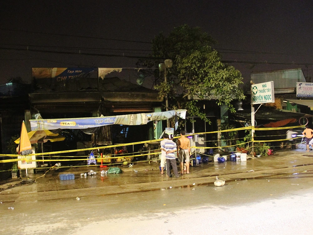 Hỏa hoạn thiêu rụi 4 ki-ốt trong đêm cuối năm ảnh 1