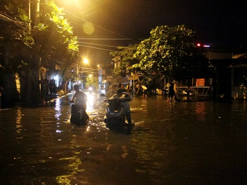 Hàng trăm hộ dân ở quận 12 bị ngập chìm trong nước ảnh 9