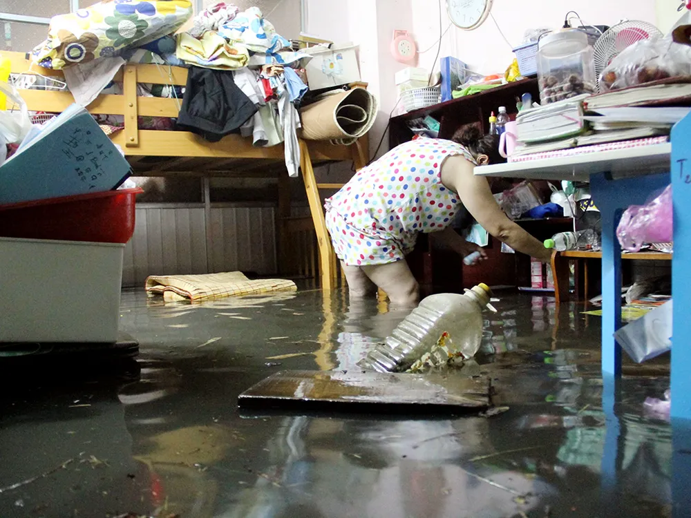 Hàng trăm hộ dân ở quận 12 bị ngập chìm trong nước ảnh 11