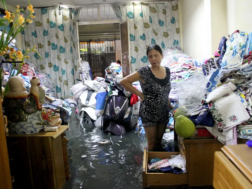 Hàng trăm hộ dân ở quận 12 bị ngập chìm trong nước ảnh 12