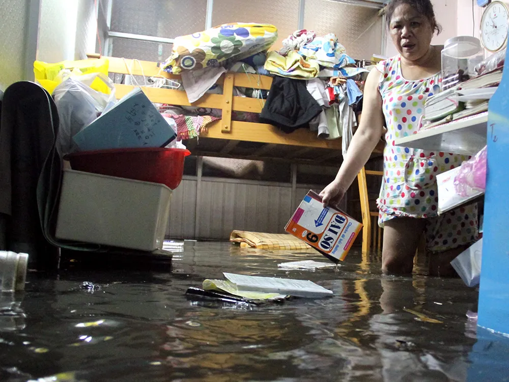 Hàng trăm hộ dân ở quận 12 bị ngập chìm trong nước ảnh 3