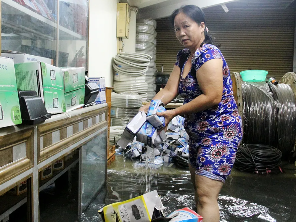 Hàng trăm hộ dân ở quận 12 bị ngập chìm trong nước ảnh 4