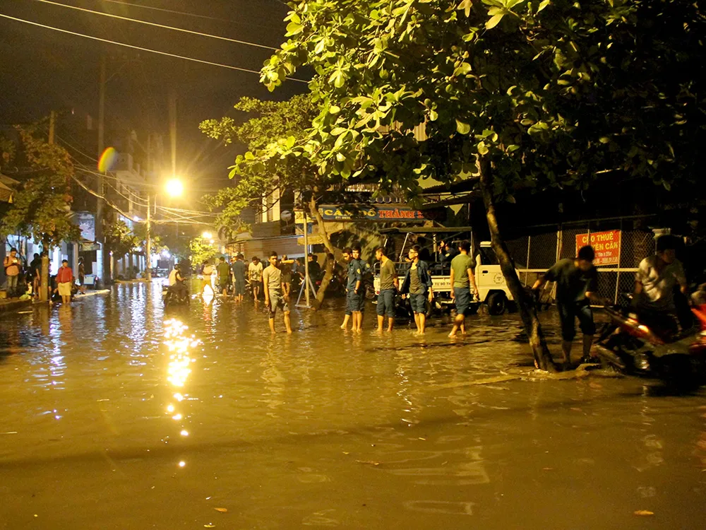 Hàng trăm hộ dân ở quận 12 bị ngập chìm trong nước ảnh 6