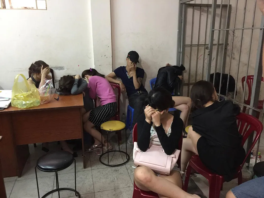 Hàng chục nam nữ phê ma túy trong nhà hàng ở quận 1 ảnh 1