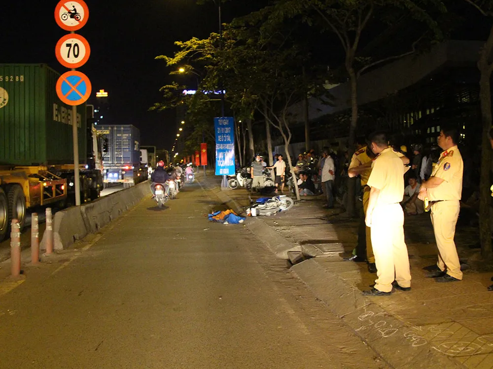 Container cán chết người bỏ chạy ảnh 1