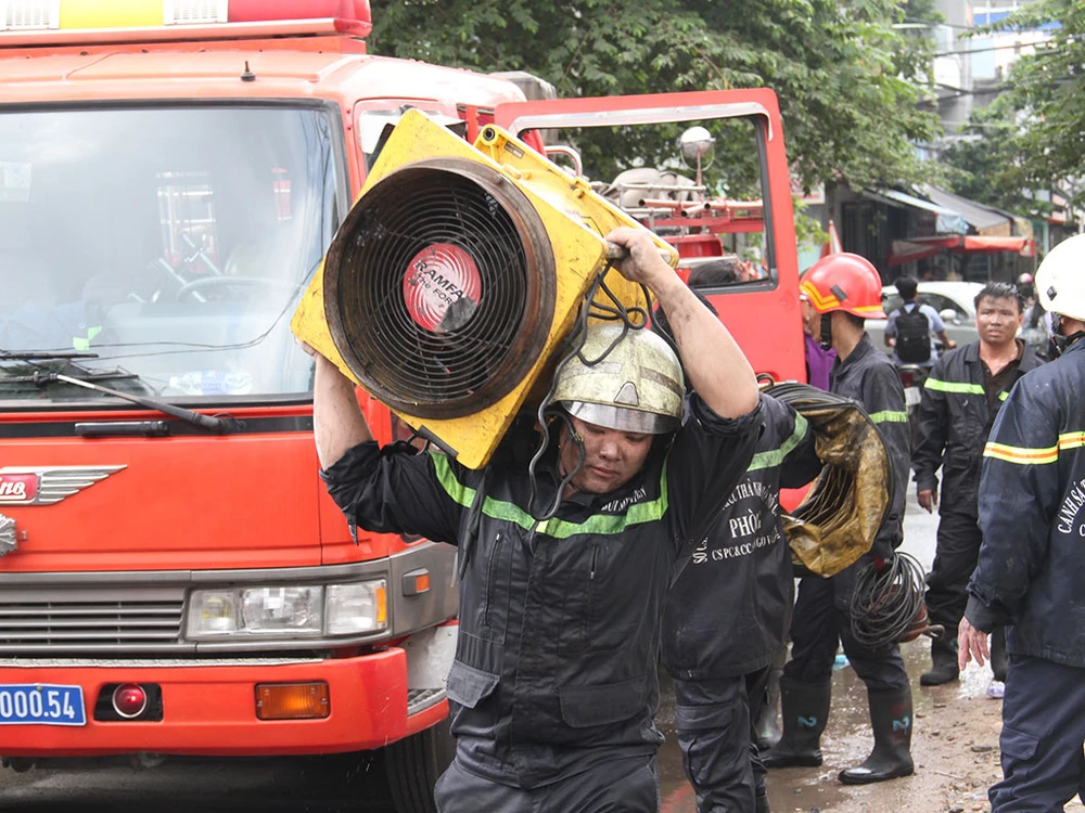 Cháy khách sạn đường Quang Trung, 4 người được giải cứu ảnh 2