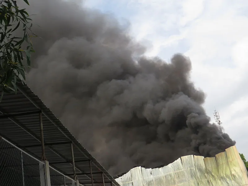 Biển lửa bao trùm vựa phế liệu ở quận 9 trong nhiều giờ ảnh 1