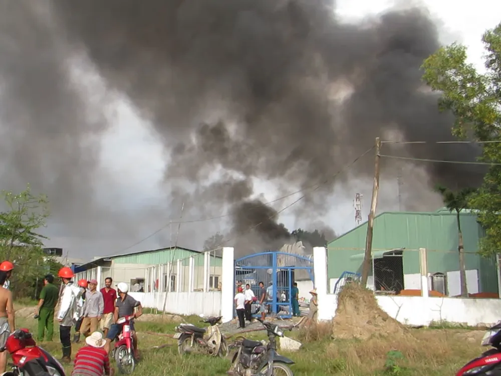 Biển lửa bao trùm vựa phế liệu ở quận 9 trong nhiều giờ ảnh 4