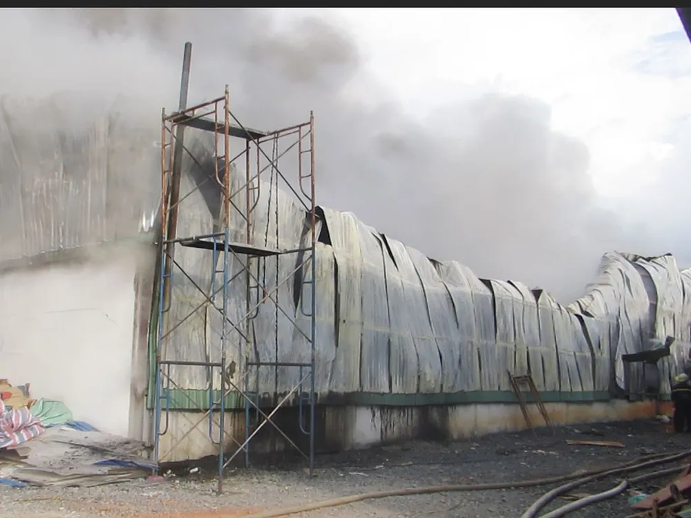 Biển lửa bao trùm vựa phế liệu ở quận 9 trong nhiều giờ ảnh 7