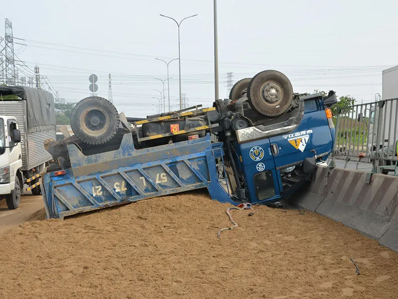 Xe chở cát lật ngửa chắn ngang quốc lộ ở TP.HCM ảnh 1 Xe chở cát lật ngửa chắn ngang quốc lộ ở TP.HCM ảnh 1