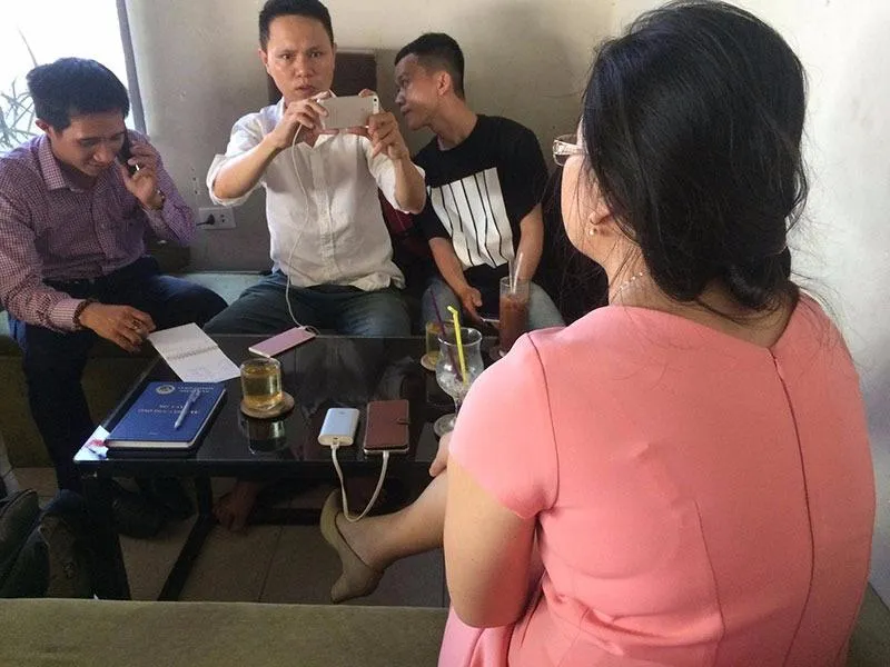 Chị Mỹ trình bày với báo chí về vụ việc con gái bị xâm hại.