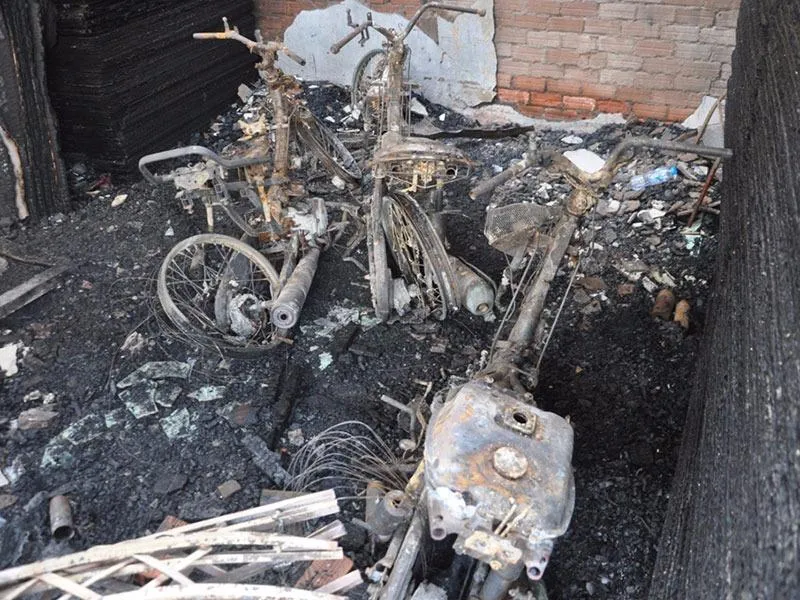 Hỗ trợ 80 triệu cho gia đình 4 nạn nhân chết cháy ảnh 2 Hoản hoạn thiêu rụi nhiều tài sản trong căn nhà và khiến 4 người tử vong.