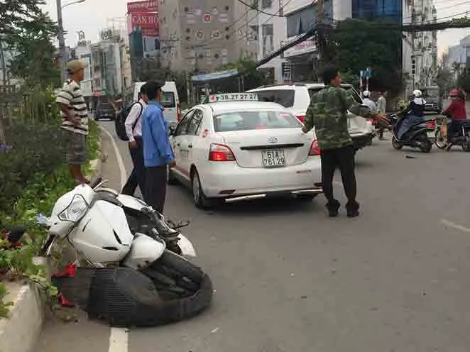Chạy xe ngược chiều bị ô tô tông trọng thương ảnh 1 Chạy xe ngược chiều bị ô tô tông trọng thương ảnh 1