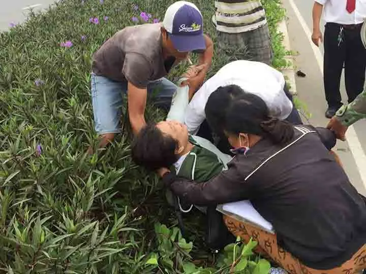 Chạy xe ngược chiều bị ô tô tông trọng thương ảnh 2 Chạy xe ngược chiều bị ô tô tông trọng thương ảnh 2