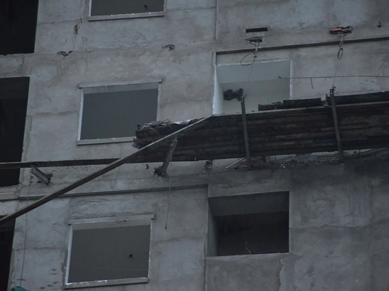 Sập giàn giáo công trình ở Thủ Đức, 2 người thương vong ảnh 1