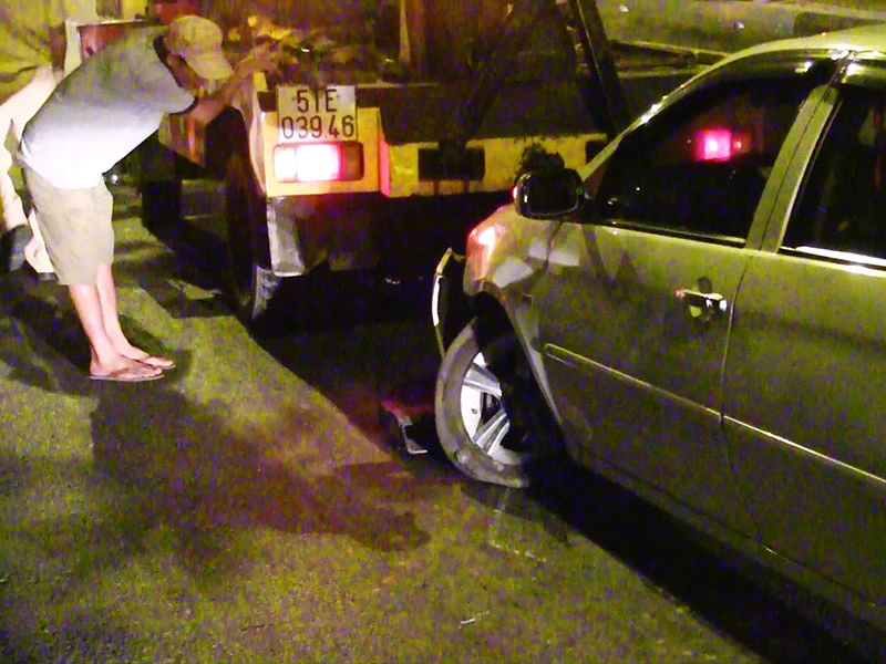 Container húc đuôi ô tô, 4 người trong xe hoảng loạn ảnh 2