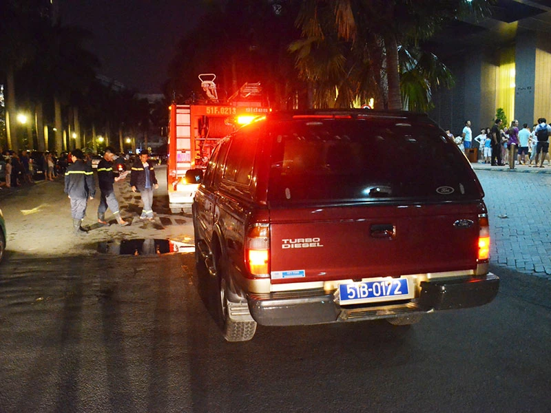 Cháy cao ốc SaiGon Pearl, hàng trăm hộ dân tháo chạy ảnh 1