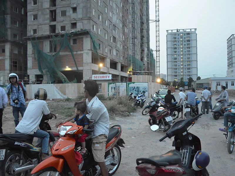 Sập giàn giáo công trình ở Thủ Đức, 2 người thương vong ảnh 2