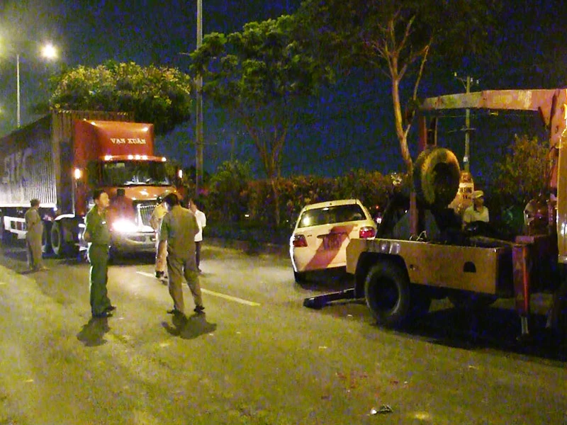 Container húc đuôi ô tô, 4 người trong xe hoảng loạn ảnh 1