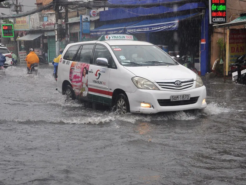 Mưa lớn, đường TP.HCM ngập nặng giữa mùa nóng ảnh 5