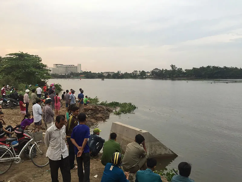 Người đàn ông nhảy xuống sông Sài Gòn mất tích ảnh 2 Người đàn ông nhảy xuống sông Sài Gòn mất tích ảnh 2