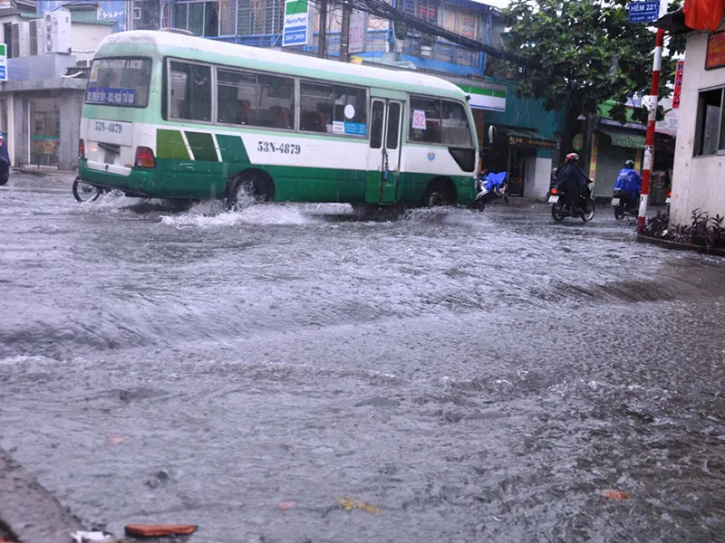 Mưa lớn, đường TP.HCM ngập nặng giữa mùa nóng ảnh 3