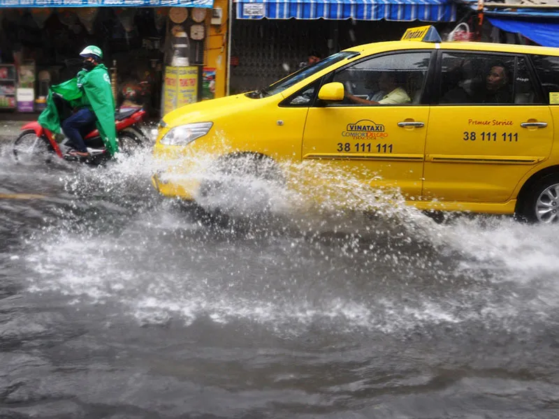Mưa lớn, đường TP.HCM ngập nặng giữa mùa nóng ảnh 1
