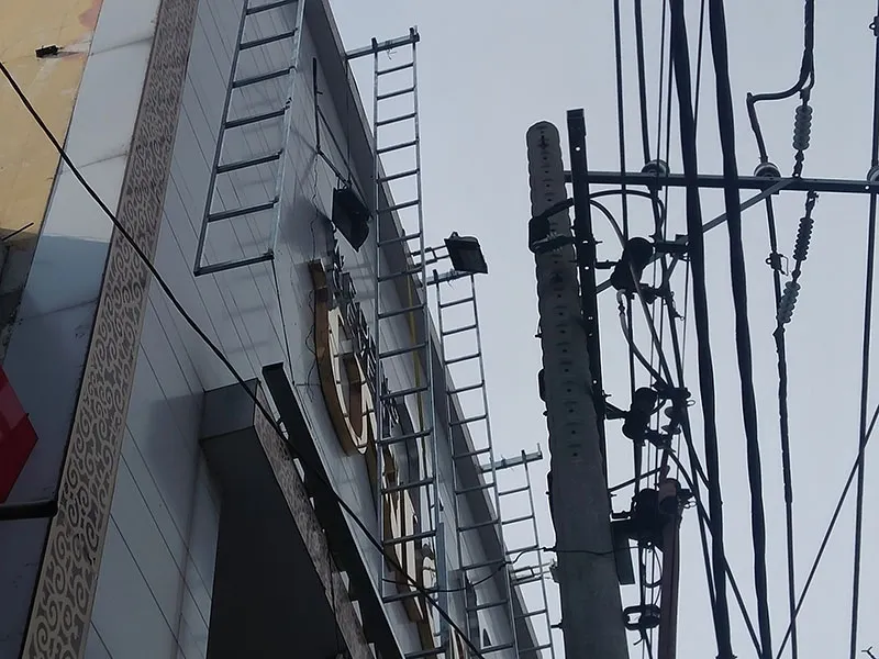 Bị điện giật, nam công nhân rơi từ tầng 2 xuống đất ảnh 1 Bị điện giật, nam công nhân rơi từ tầng 2 xuống đất ảnh 1