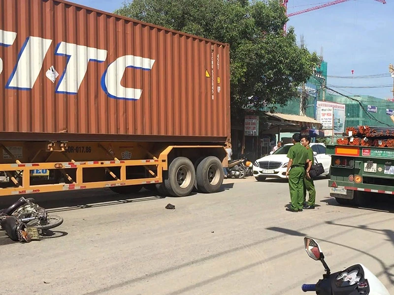 Nam thanh niên va chạm xe máy rồi tông vào hông xe container tử vong.