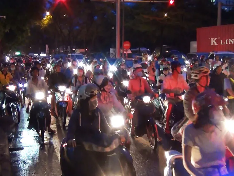 Vụ tai nạn khiến giao thông qua khu vực bị ùn ứ nghiêm trọng.